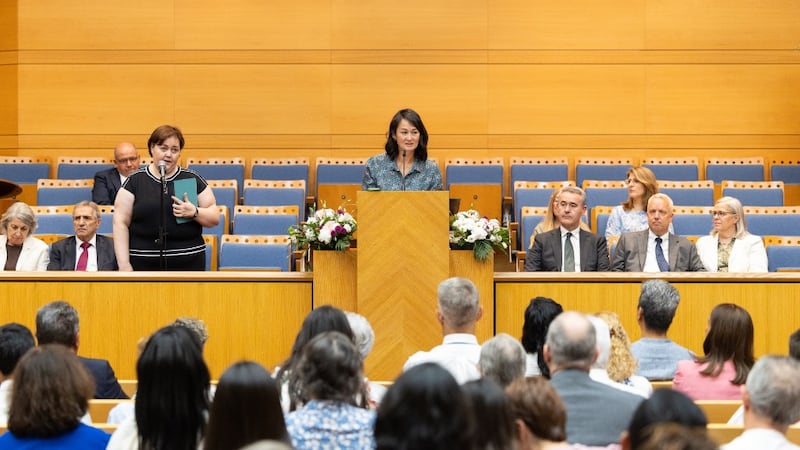 Irmã Kristin M. Yee fala durante o devocional em Madrid, Espanha, em 5 de setembro de 2026.