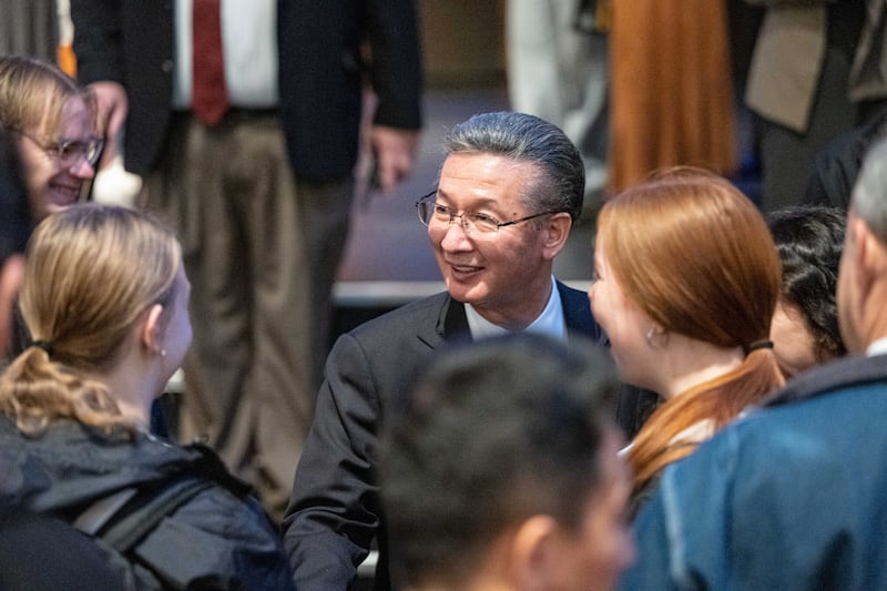 Élder Kazuhiko Yamashita, Setenta Autoridade Geral, cumprimenta os alunos da BYU–Idaho após um devocional no campus realizado na terça-feira, 8 de novembro de 2022.