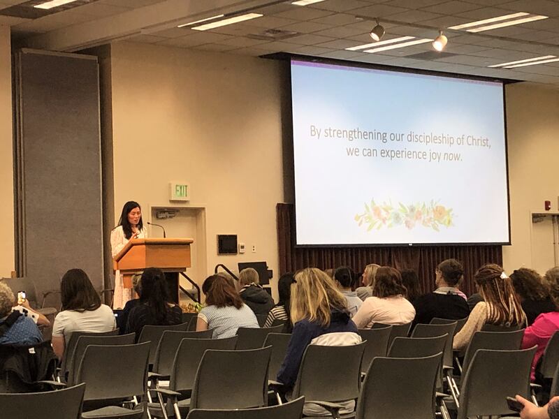 Angela Ahn compartilha sua experiência como membro solteira de A Igreja de Jesus Cristo dos Santos dos Últimos Dias, durante uma classe na Conferência de Mulheres da BYU, em 4 de maio de 2023.