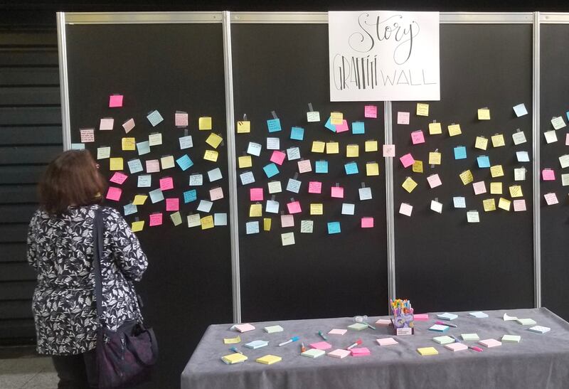 Com o RootsTech Londres encorajando a coleção de histórias de ancestrais, um participante pesquisa o “Quadro de História de Pichações” no Centro London ExCel na sexta, dia 25 de outubro, 2019.