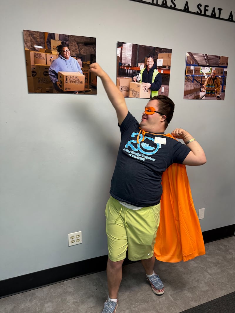 Élder Nathan Welch posa com sua capa no Facing Hunger Food Bank em Huntington, Virgínia Ocidental. Élder Welch iniciou seu serviço missionário em junho de 2024 e o concluirá em junho de 2026.