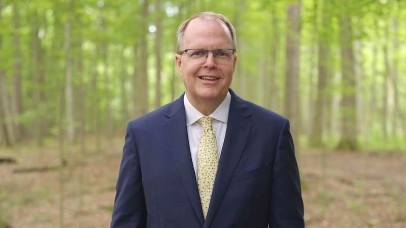 O presidente de BYU–Pathway Worldwide, Brian K. Ashton, fala a partir do Sacred Grove Historic Site em Palmyra, Nova York, durante uma transmissão do devocional para os alunos na sexta-feira, 4 de setembro de 2026.