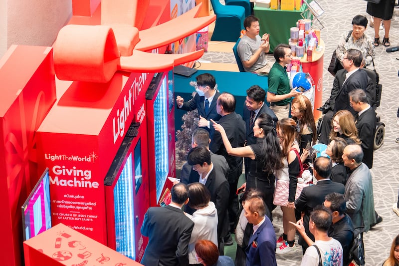 Pessoas visitam uma Máquina de Doação em Bangkok, Tailândia, no sábado, 29 de novembro. O quiosque marca a primeira Máquina de Doação no Sudeste Asiático.