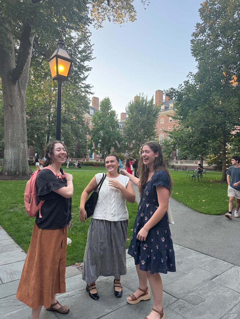 Rachel Hunter, Chloe Call e Elise Jarvis riem juntas no campus da Universidade de Harvard em Cambridge, Massachusetts, 28 de setembro de 2025.