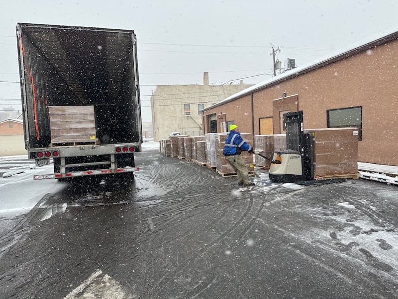 O gerente do armazém da Pueblo Cooperative Care, Ron Hibgy, descarrega um palete de alimentos durante uma tempestade de neve em Pueblo, Colorado, em 3 de dezembro de 2025.