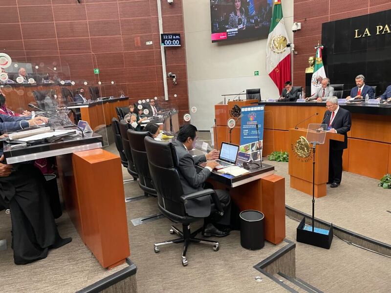 Élder Gerrit W. Gong, do Quórum dos Doze Apóstolos, discursa na Câmara do Senado mexicano, em 28 de abril de 2022.