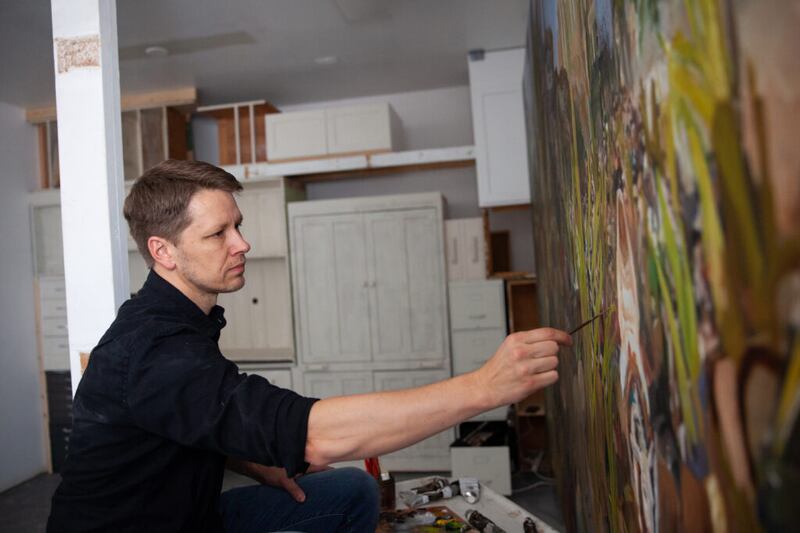 Artista santo dos últimos dias, J. Kirk Richards, pinta em seu estúdio em Redmond, Utah. O trabalho de Richards foi apresentado em outras Competições e Exibições Internacionais de Arte do Museu de História da Igreja.