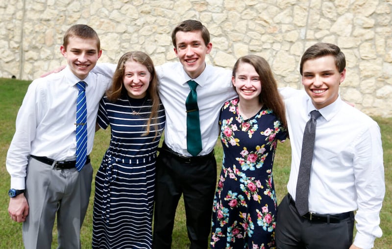 Jonathan, Nataleigh, Joseph, Cathryn e Joshua Faylor são fotografados em sua casa em San Antonio, no domingo, dia 20 de junho de 2021.