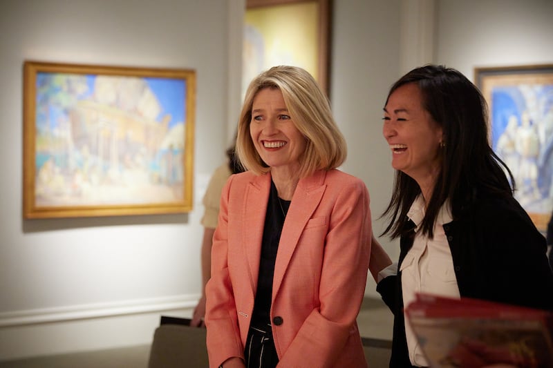 Presidente Camille N. Johnson, presidente geral da Sociedade de Socorro, e sua segunda conselheira, a irmã Kristin M. Yee, visitam a exposição de Minerva Teichert no Museu de História da Igreja, em 28 de junho de 2023.