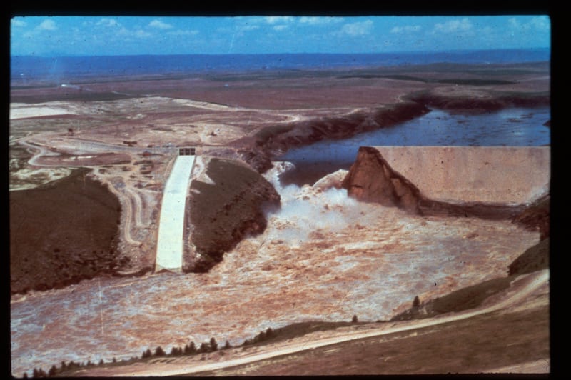 Uma ruptura se forma na Barragem de Teton no sábado, 5 de junho de 1976, enviando uma parede de água pelo Vale do Rio Snake Superior.