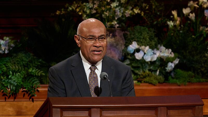 Elder Taniela B. Wakolo, Setenta Autoridade Geral, fala durante a sessão de domingo à tarde da 196ª Conferência Geral Anual de A Igreja de Jesus Cristo dos Santos dos Últimos Dias no Centro de Conferências em Salt Lake City em 5 de abril de 2026.