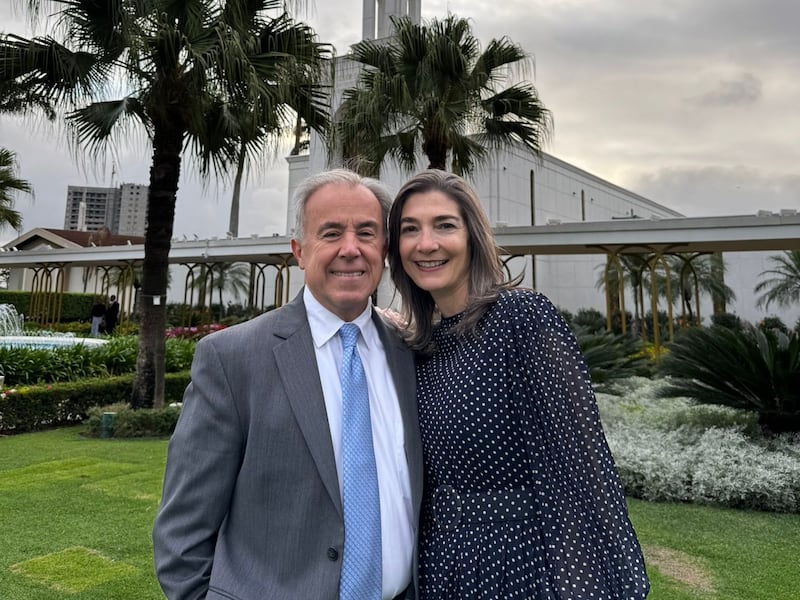 Irmão Alin Spannaus e a irmã Andrea Muñoz Spannaus fazem uma pausa para uma foto juntos fora do Templo de São Paulo Brasil na sexta-feira, 23 de maio de 2025.