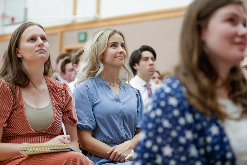 Participantes ouvem Élder David A. Bednar discursar durante um devocional no Instituto de Religião de Salt Lake, na Universidade de Utah em Salt Lake City no domingo, 28 de agosto de 2022.
