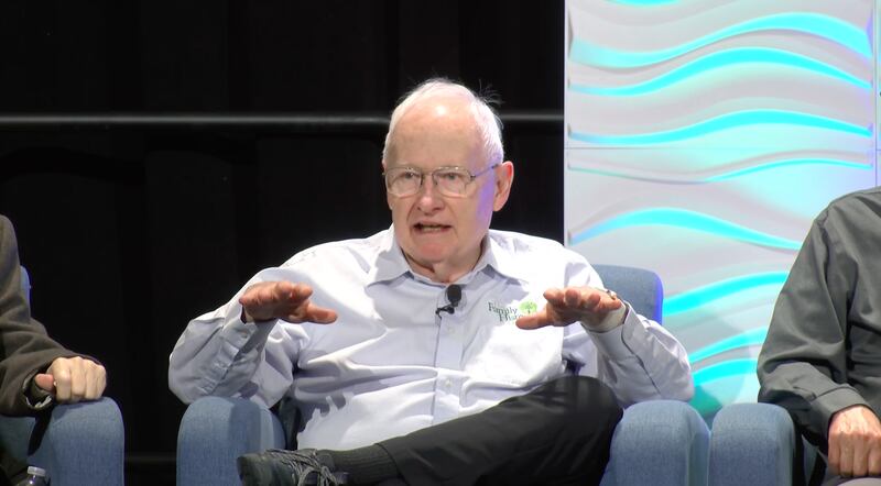 James Tanner discursa sobre as diretrizes para o uso responsável de IA de genealogia na sessão "Guidelines for the Responsible Use of Artificial Intelligence (AI) in Genealogy in 2026" na RootsTech 2026 de Salt Lake City.