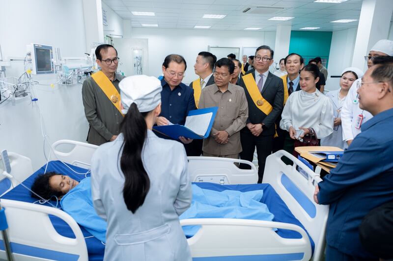 O Ministro da Saúde do Camboja, Chheang Ra, verifica as informações dos pacientes no novo centro cardíaco no Hospital de Referência Provincial de Siem Reap.