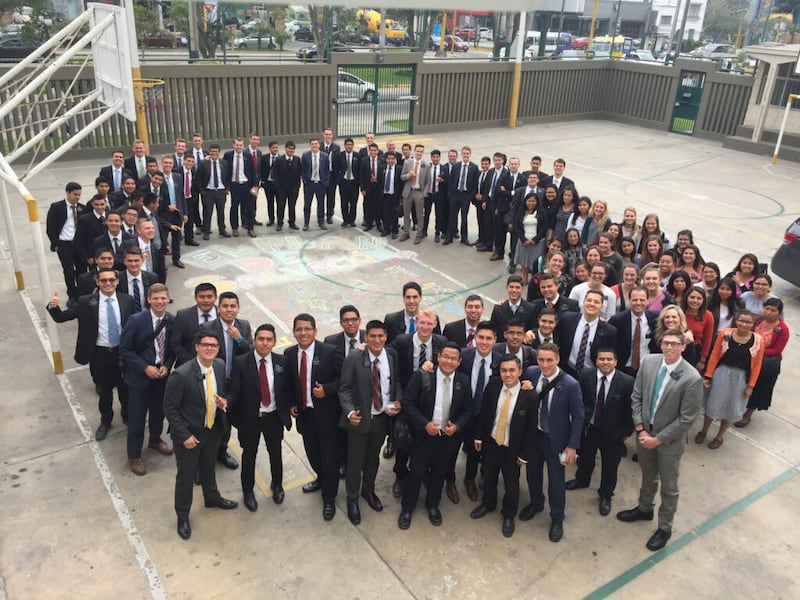 Missionários da Missão Peru Lima Central posam para uma foto do lado de fora da sede da Estaca Lima Peru Magdalena em Lima, Peru, em outubro de 2017. Presidente Steve Larson e sister Becky Larson estão à direita, na segunda fileira.