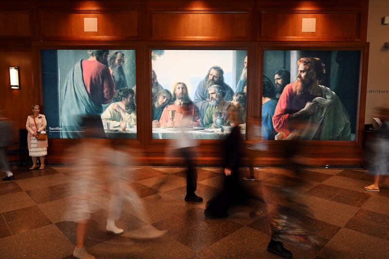 Participantes passam por obras de arte no Centro de Conferências em Salt Lake City, durante a 193ª Conferência Geral Semianual de A Igreja de Jesus Cristo dos Santos dos Últimos Dias no sábado, 30 de setembro de 2023.
