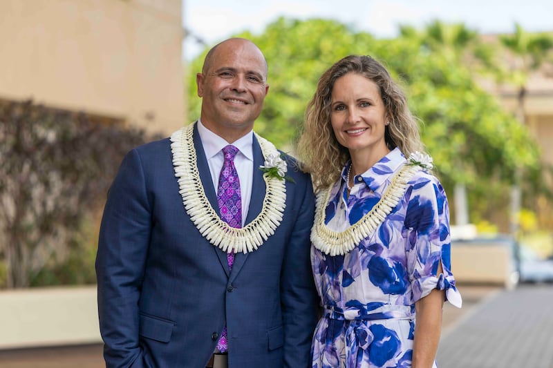 Presidente da BYU–Hawaii John S.K. Kauwe III e sua esposa, Irmã Monica Kauwe, posam para uma foto antes de falarem juntos durante o devocional de abertura do semestre de outono na terça-feira, 8 de setembro de 2026.