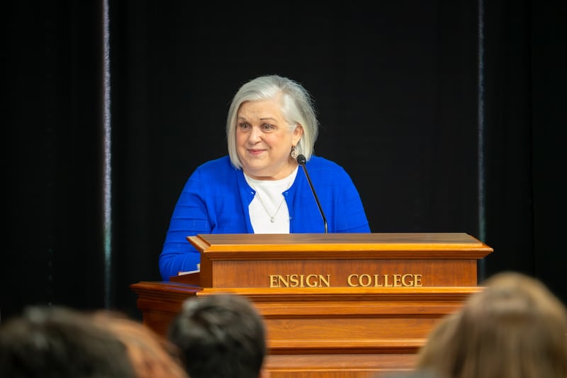 Irmã Alynda Kusch fala durante o devocional do Ensign College em Salt Lake City em 22 de setembro de 2026.