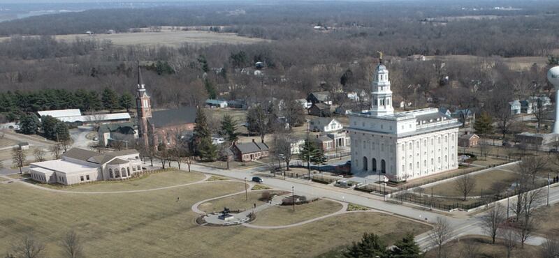Uma vista aérea do Templo de Nauvoo Illinois e do novo Centro de Visitantes do Templo Nauvoo em Nauvoo, Illinois.
