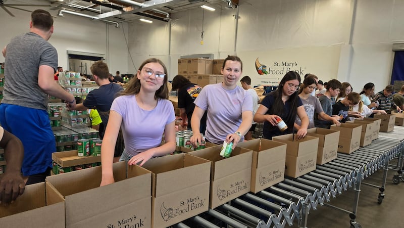 Jovens montam caixas de alimentos doados no Banco de Alimentos St. Mary's, de Phoenix, Arizona, para o Dia Global de Serviço Jovem no sábado, 18 de abril de 2026.