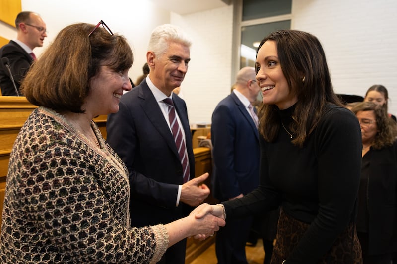 Elder Gérald Caussé do Quórum dos Doze Apóstolos e sua esposa, Valérie, visitam Cécile Alves de Freitas, que foi batizada em julho de 2025 após o devocional realizado em Paris, França, no sábado, 21 de fevereiro de 2026.