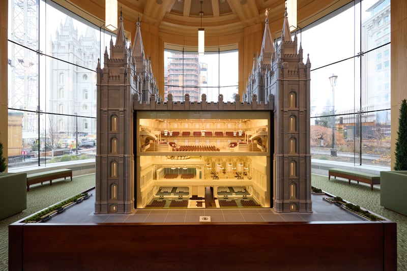 Este modelo em escala do Templo de Salt Lake está na ala leste do Centro de Visitantes da Praça do Templo. O modelo motorizado move-se para revelar salas internas e a disposição histórica do Templo de Salt Lake.