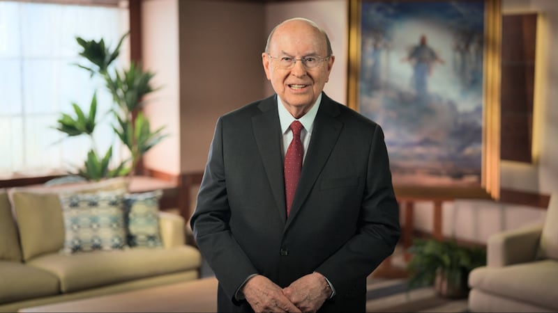 Élder Quentin L. Cook do Quórum dos Doze Apóstolos fala durante o devocional da Sociedade de Socorro de 2026 em 8 de março de 2026.