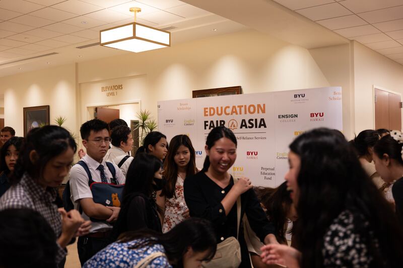 Os participantes se aglomeram na mesa de registro da feira educacional da Área Ásia realizada em Bangkok, Tailândia, em 19 de outubro de 2025.