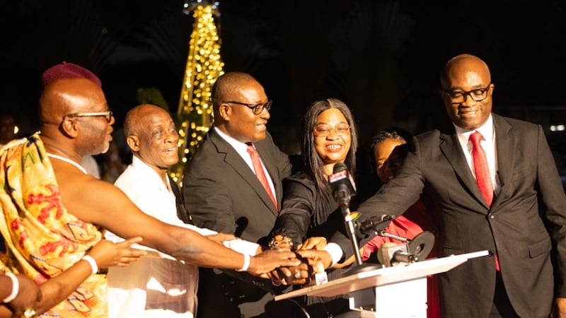 Elder Adeyinka A. Ojediran e Elder Isaac K. Morrison juntam-se a dignitários convidados para acionar o interruptor que ilumina os terrenos do Templo de Accra Gana em 28 de novembro de 2025.