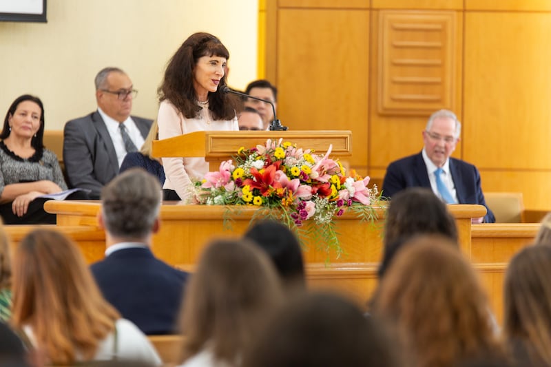 A irmã Kathy Andersen, esposa de Élder Neil L. Andersen, discursa durante uma reunião com as missões Brasil Recife Norte e Brasil Recife Sul no sábado, 4 de março de 2023, em Recife, Brasil.