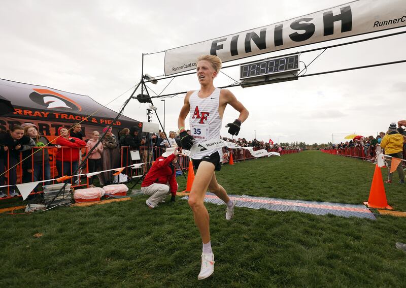 Daniel Simmons, de American Fork, cruza a linha de chegada enquanto os corredores da categoria 6A competem nos campeonatos estaduais de cross-country do ensino médio, no Complexo Atlético Regional em Salt Lake City na terça-feira, 25 de outubro de 2022. O tempo de Simmons foi 14:49.8. Simmons foi nomeado o Atleta do Ano do Gatorade National Boys Cross Country de 2022-2023, na terça-feira, 6 de fevereiro de 2023.