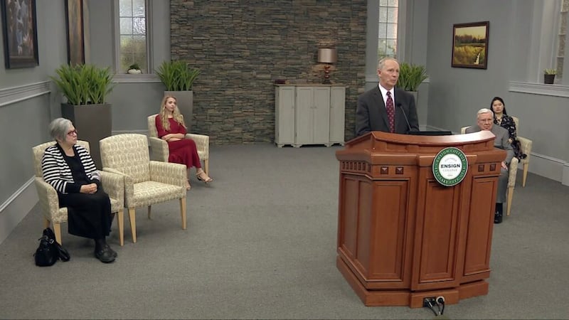 O Presidente da Ensign College, Bruce C. Kush, conduz o devocional transmitido no dia 3 de novembro de 2020.