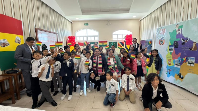 Crianças da Primária da Estaca Samborondón Equador posam para uma foto com a bandeira da Bolívia durante a atividade do centro de treinamento missionário da estaca em Guayaquil, Equador, 21 de fevereiro de 2026.