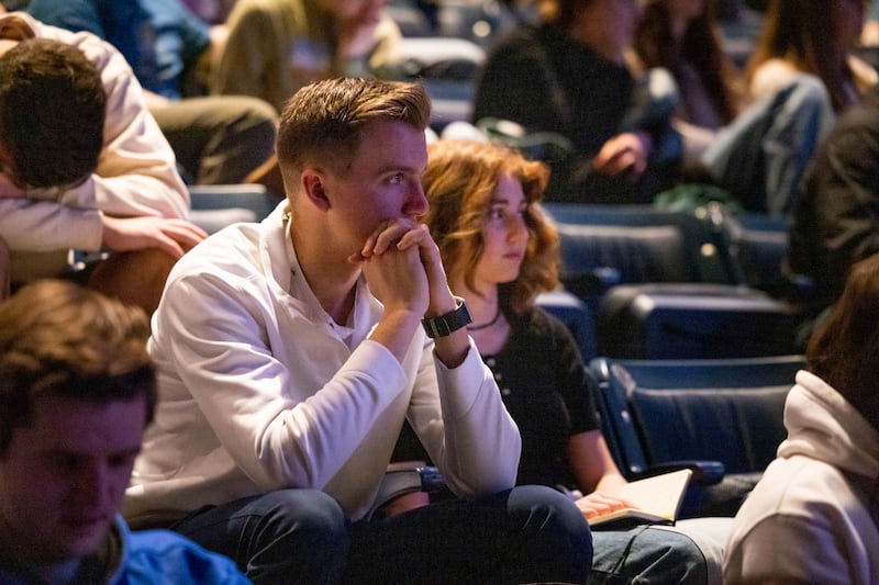 Alunos ouvem o discurso de Élder Paul V. Johnson, da Presidência dos Setenta, durante um devocional no campus da BYU em 14 de março de 2023.