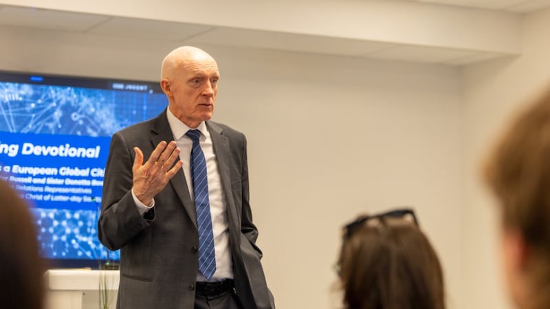 Russell Bowers, um representante de relações governamentais do Escritório de Assuntos Europeus e Internacionais de A Igreja de Jesus Cristo dos Santos dos Últimos Dias, fala aos participantes da Conferência Nexus em Bruxelas em 14 de maio de 2026, em Bruxelas, Bélgica.