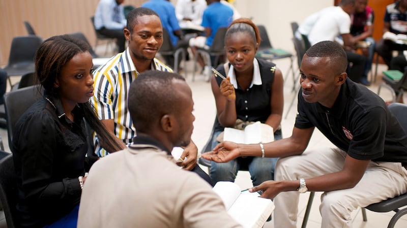 Um grupo de jovens na África estuda e discute as escrituras juntos em uma aula de seminário.
