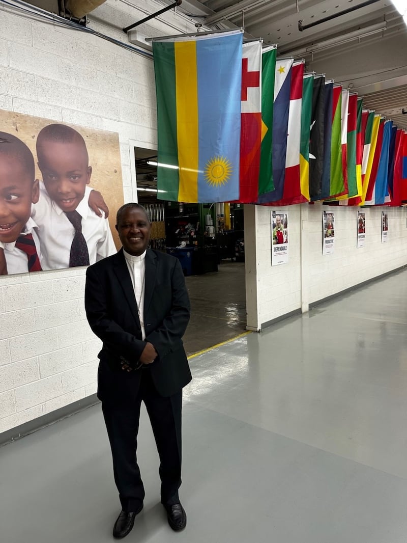 O cardeal Antoine Kambanda, arcebispo de Kigali, Ruanda, visita o Armazém do Bispo de Salt Lake City, durante uma visita a Utah realizada de 10 a 13 de setembro de 2023.