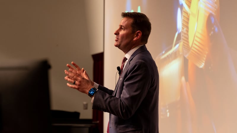 Paul Lambert, especialista em fé e crença no local de trabalho, fala durante uma palestra do BYU Wheatley Institute, no campus da universidade em Provo, Utah, em 13 de abril de 2023.