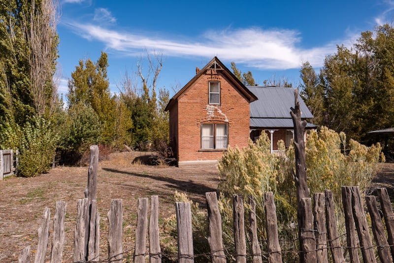 Um edifício, parte do rancho da família Terry, é visto a oeste de Enterprise, Utah, no domingo, dia 17 de outubro de 2021.