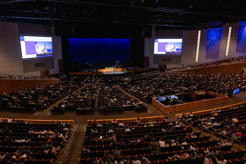 Elder Mark A. Bragg dá uma mensagem de devocional aos estudantes da BYU–Idaho no I-Center em Rexburg, Idaho, terça-feira, 2 de junho de 2026.
