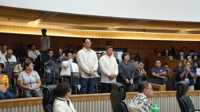 Elder Carlos G. Revillo Jr., Rizaldito Castro e Haidi Fajardo permanecem durante uma reunião do Conselho da Cidade de Davao em Davao, Filipinas, em 24 de março de 2026.