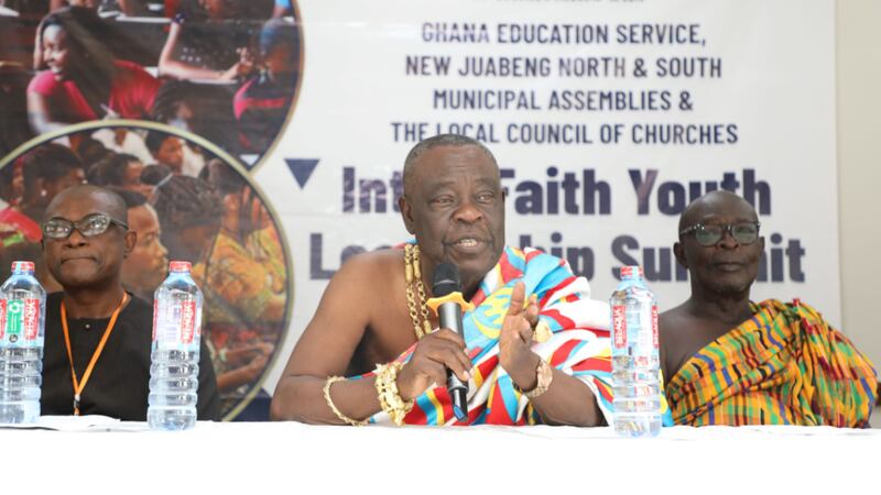 Os Nkabumhene do Conselho Tradicional de New Juaben se sentam juntos, durante a cúpula inter-religiosa de liderança jovem em Koforidua, Gana. Mark Agyekum Addo, CEO do Mikado Group of Companies, fala aos jovens no dia 1º de junho de 2023.