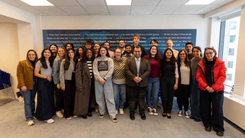 Os participantes da Conferência Nexus em Bruxelas sorriem dentro do Escritório de Assuntos Europeus e Internacionais de A Igreja de Jesus Cristo dos Santos dos Últimos Dias em 14 de maio de 2026, em Bruxelas, Bélgica.