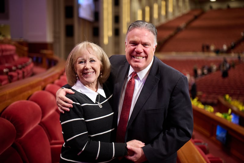 Irmão Bradley S. Wilcox e irmã Debi Wilcox, durante a conferência geral de abril de 2023, no Centro de Conferências em Salt Lake City, Utah.