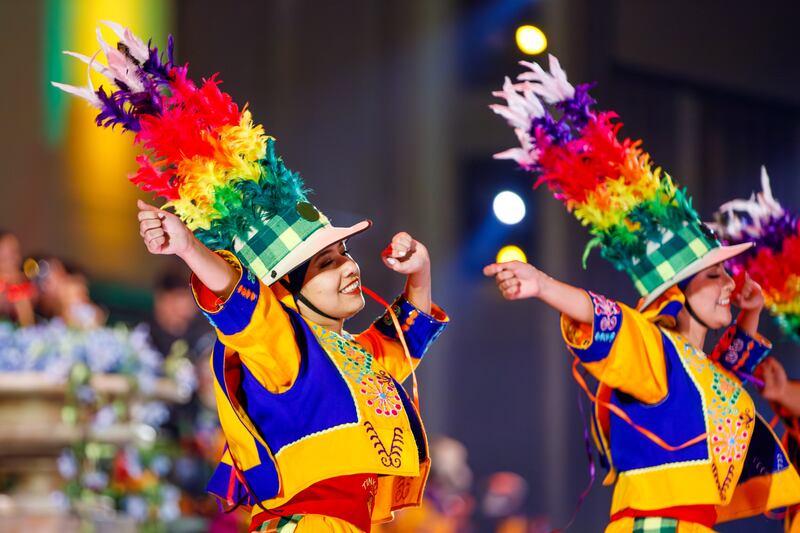 Dançarinos vestindo trajes tradicionais realizam danças de toda a América Latina durante um ensaio geral de "Luz de las Naciones" em Salt Lake City, Utah, no dia 3 de novembro de 2025.