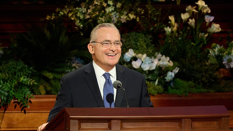 Elder Patrick Kearon do Quórum dos Doze Apóstolos fala durante a sessão de sábado de manhã da 196ª Conferência Geral Anual.