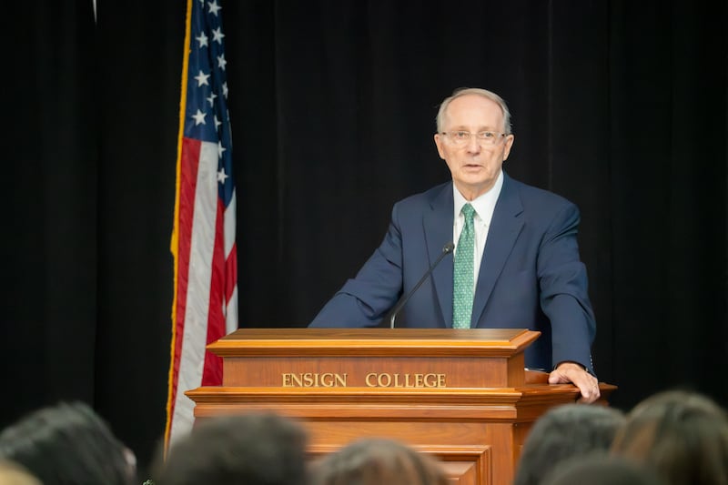 O Presidente Bruce C. Kusch fala durante o devocional de Ensign College em Salt Lake City em 22 de setembro de 2026.
