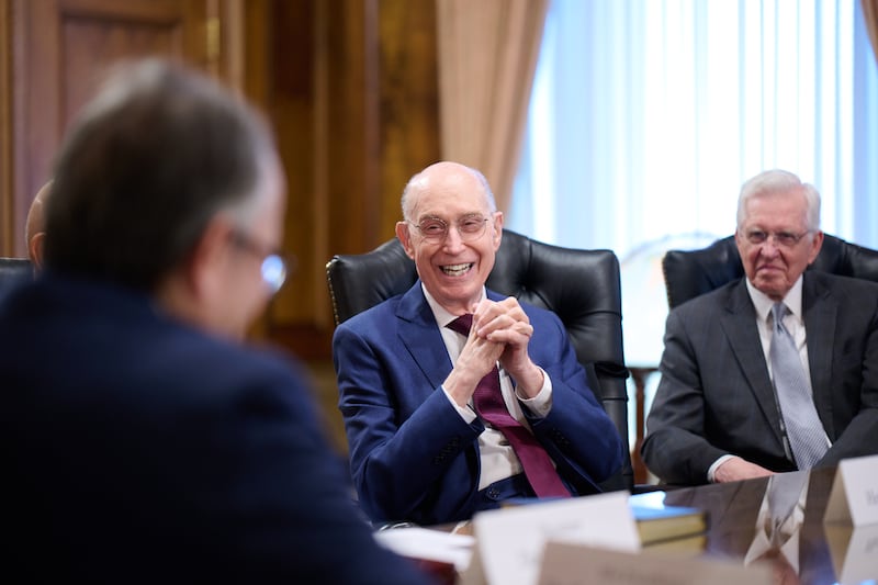 O Presidente Henry B. Eyring conversa com Sua Excelência Dr. Suriya Chindawongse, o Embaixador da Tailândia nos Estados Unidos, no Edifício de Administração da Igreja na sexta-feira, 20 de março de 2026.