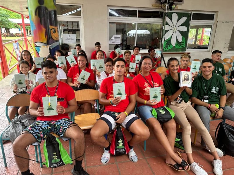 Jovens santos dos últimos dias prestam serviço como parte de uma conferência FSY de cinco dias na Polinésia Francesa, em julho de 2023.
